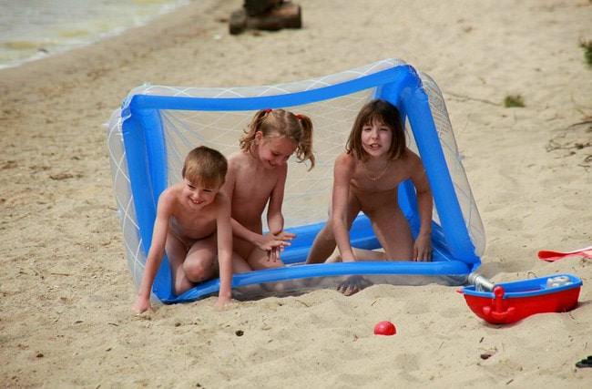 Purenudism galerie premium de la famille le naturisme en plein air nudisme événements d'images [Games Outdoors] [Naturisme France]