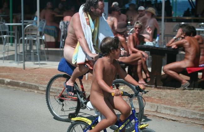 Pure nudisme galerie de la famille nudisme photo en France [Cote d Azur] [Naturisme France]
