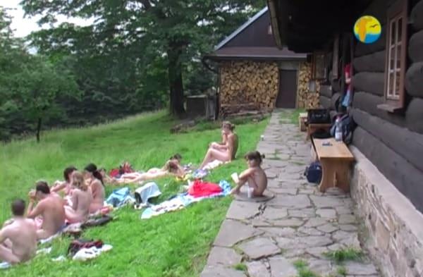 La famille nudisme vidéo - In The Sun [Nudisme outdoor] [960x720 | 00:55:00 | 1.17 GB] [Naturisme France]