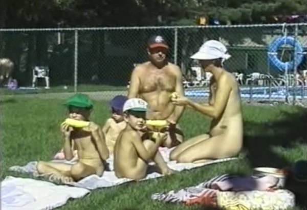 Rétro nudisme vidéo - Soleil de l'Oasis 3 [Nudisme soleil] [720x544 | 00:16:31 | 168.68 MB] [Naturisme France]
