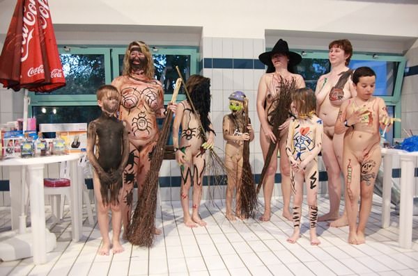 Purenudism de la galerie de la famille nudisme photo – pool party d'Halloween [PureNudism premium] [Naturisme France]